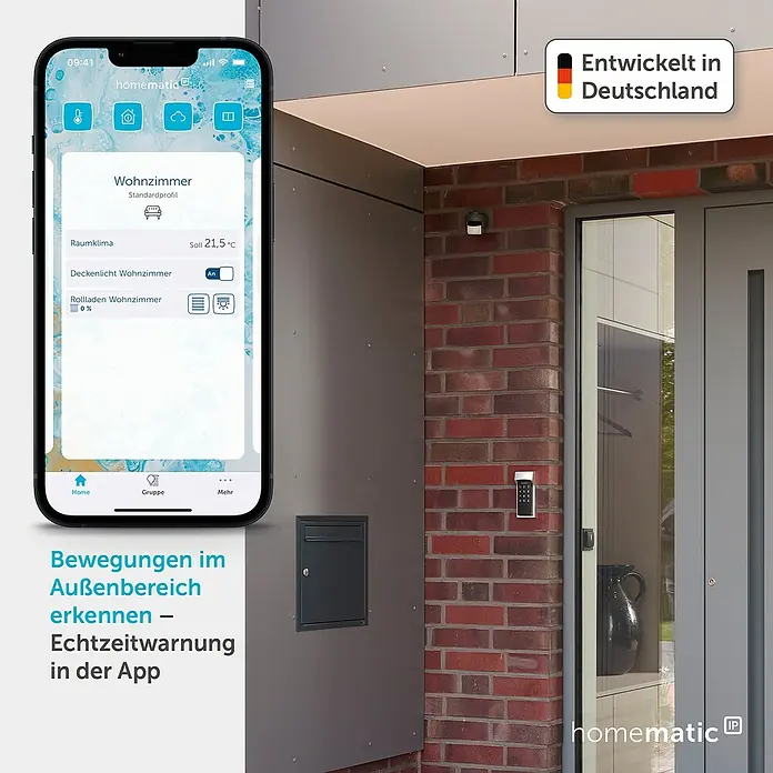 Homematic IP Bewegungsmelder HMIP-SMO-A-2 - Anthrazit, Erfassungsreichweite: 12 m, Erfassungswinkel: 90 ° - Homematic IP App auf einem Smartphone mit Raumsteuerung, neben einem Hauseingang mit Bewegungsmelder und Keypad für Echtzeitwarnungen.