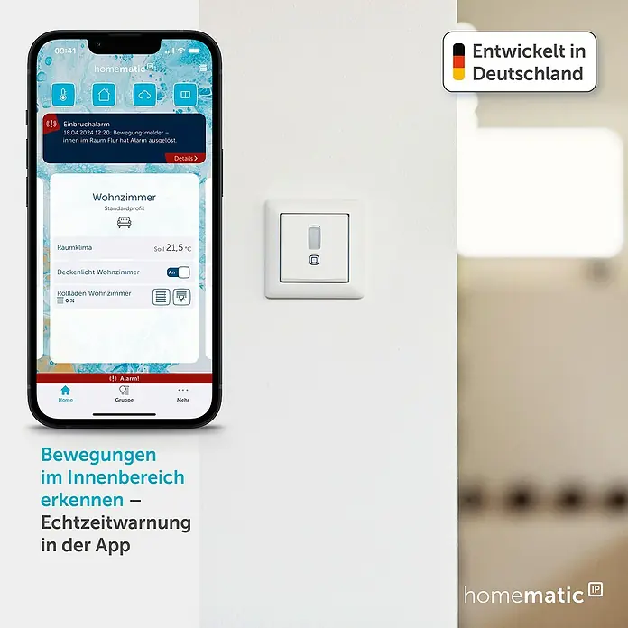 Homematic IP Bewegungsmelder HmIP-SMI55-2 - Weiß, Batteriebetrieben, 150 m - Smart-Home-App mit Alarm und Steuerung auf Smartphone, neben einem weißen Smart-Home-Wandschalter.