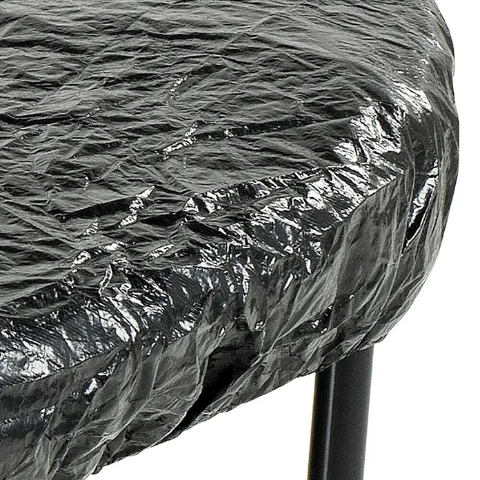 Exit Toys Trampolin-Abdeckplane - Durchmesser: 183 cm, Schwarz, Kunststoff - Zerknitterte schwarze Schutzabdeckung über einem runden Objekt.