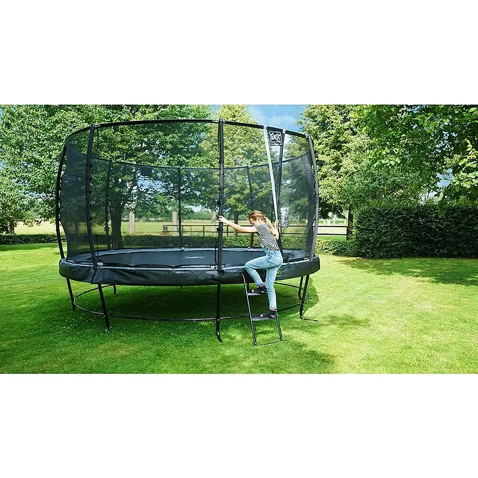 Exit Toys Trampolin-Leiter - Stahl, Schwarz, Passend für: Rahmenhöhe 80 - 95 cm - Schwarzes Outdoor-Trampolin mit Sicherheitsnetz und Leiter, ein Mädchen klettert hoch.