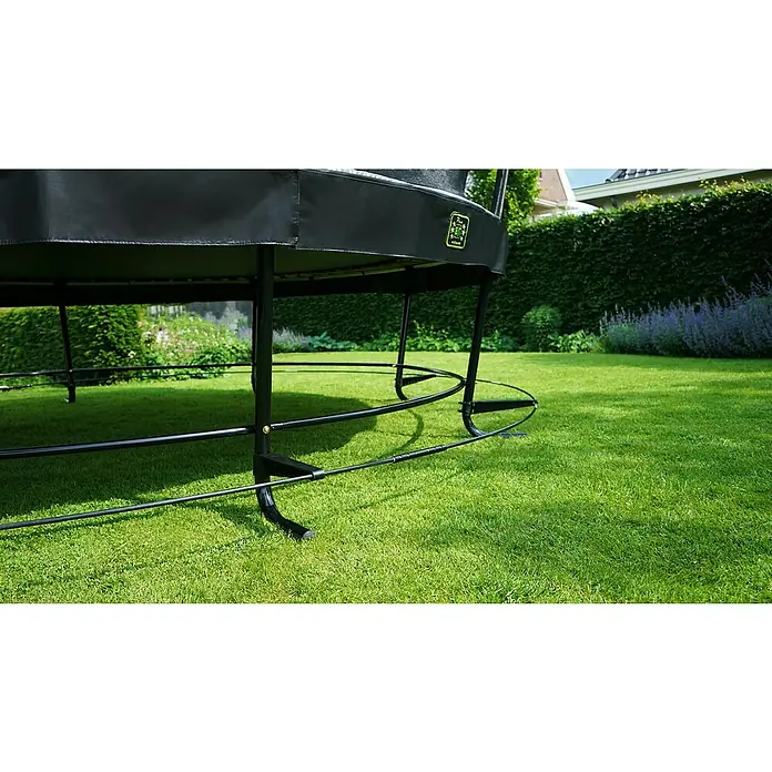 Exit Toys Trampolin Mähroboter-Stopp - Für Trampoline mit Ø 305 cm, Schwarz - Schwarzes Trampolin mit grünem Logo, dessen Beine und Basisstruktur in einem sonnigen Garten zu sehen sind.