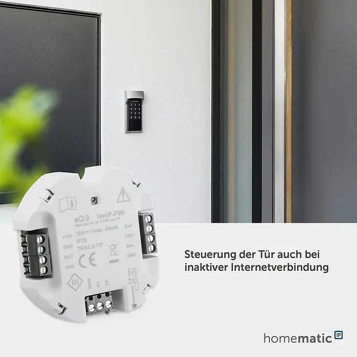 Homematic IP Funk-Schaltermodul Wiegand-Schnittstelle HmIP-FWI - Passend für: Wiegand-fähige Endgeräte - Weißes Homematic IP Türsteuermodul mit Klemmen, nahe einem Tastenfeld und Tür für sicheren Zugang, auch offline, dargestellt.