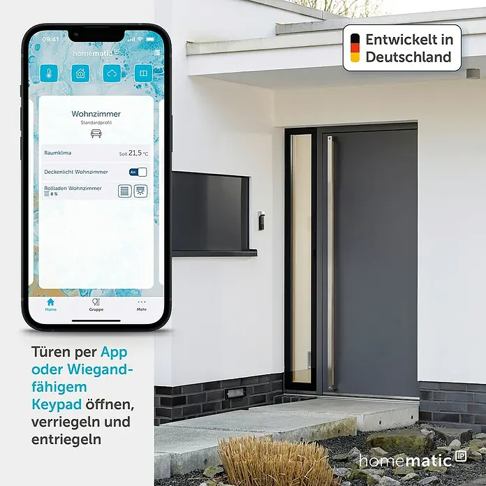 Homematic IP Funk-Schaltermodul Wiegand-Schnittstelle HmIP-FWI - Passend für: Wiegand-fähige Endgeräte - Smartphone zeigt Smart-Home-App, die eine dunkelgraue Haustür und ein Tastenfeld an einem modernen Haus steuert. Text beschreibt App-/Tastenfeld-Türsteuerung.