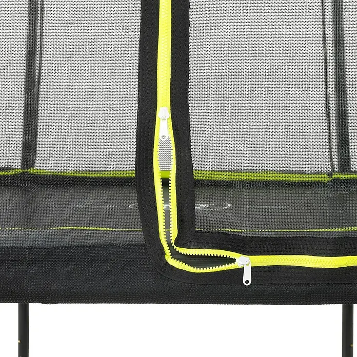Exit Toys Trampolin Silhouette - Durchmesser: 183 cm, Schwarz - Schwarzes Trampolin-Sicherheitsnetz mit leuchtend gelbem Reißverschluss, teilweise geöffnet. Grüner Rand sichtbar.