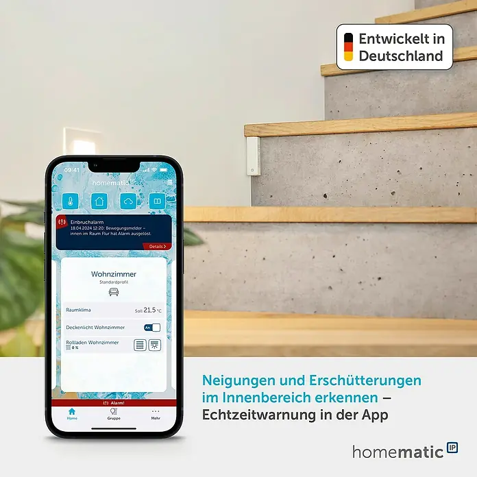 Homematic IP Erschütterungssensor & Neigungssensor HmIP-STV - Batteriebetrieben, 20 x 25 x 85 mm - Smartphone mit Smart-Home-App zeigt Alarm und Raumsteuerung; weißer Sensor an der Wand zur Bewegungserkennung und Vibrationsdetektion innen.