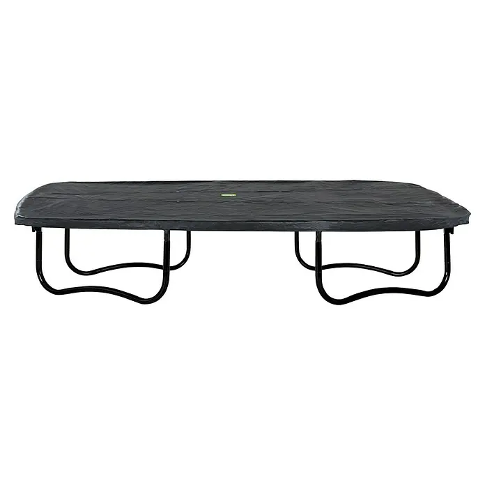 Exit Toys Trampolin-Abdeckplane Premium - 305 x 519 cm, Schwarz - Schwarze rechteckige Trampolinabdeckung mit faltiger Textur und EXIT-Logo, über einem Trampolingestell.