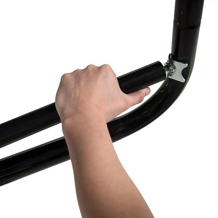 Exit Toys Trampolin Mähroboter-Stopper - Passend für: W-Füße: Fuß-Abstand 60 - 120 cm, Schwarz, 2 Stk. - Hand, die eine verstellbare schwarze Metallstange greift, verbunden mit einer parallelen Stange durch einen silbernen Mechanismus.