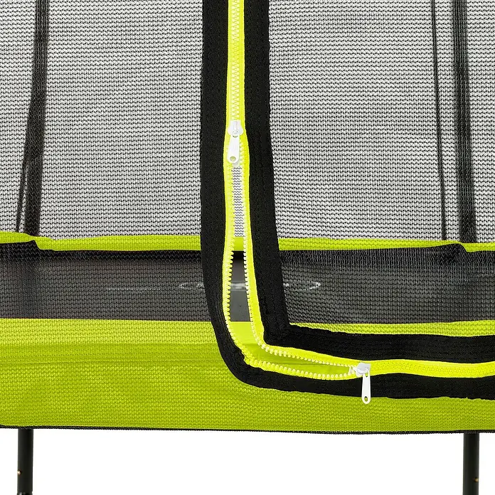 Exit Toys Trampolin Silhouette - Durchmesser: 244 cm, Grün - Schwarzes Trampolin-Sicherheitsnetz mit neongelbem Rand und teilweise geöffnetem Reißverschluss.