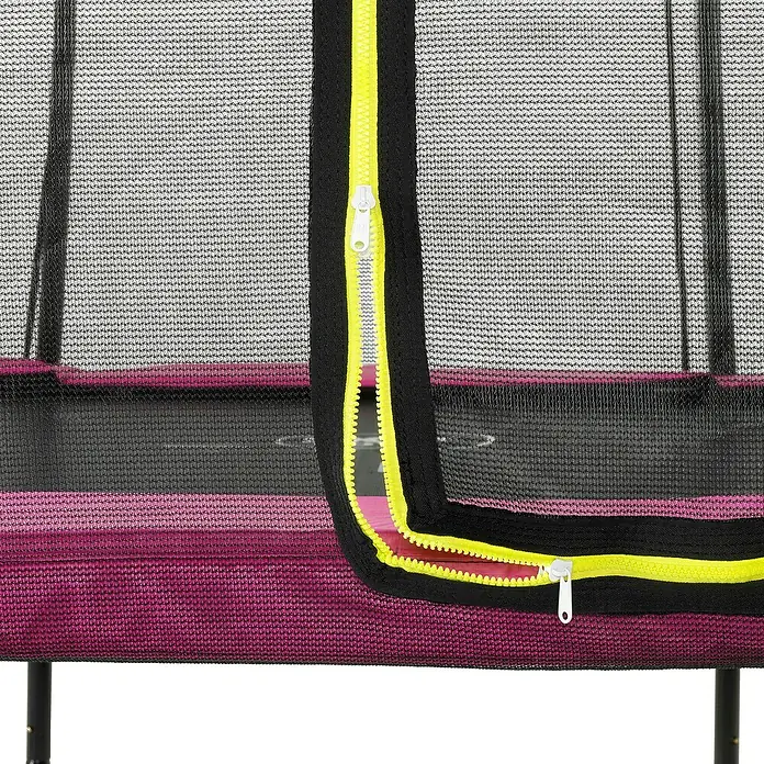 Exit Toys Trampolin Silhouette - Durchmesser: 183 cm, Rosa - Schwarzes Trampolin-Sicherheitsnetz mit leuchtend gelbem Reißverschluss und weißem Zugband, über einer magentafarbenen Sicherheitsabdeckung.