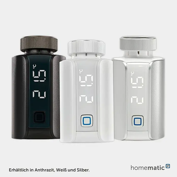 Homematic IP Heizkörper-Thermostat Evo HmIP-eTRV-E-S - Ventilanschluss: M30 x 1,5 mm, Batteriebetrieben, 94 x 53 x 55 mm, Silber - Drei smarte Heizkörperthermostate in Anthrazit, Weiß und Silber, mit Anzeige von „21.5 °C“ und Bedientaste.