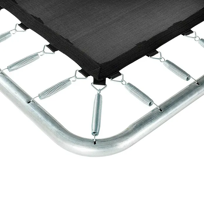 Exit Toys Trampolin Silhouette Sports - L x B x H: 305 cm x 214 cm x 20 mm, Schwarz - Nahaufnahme einer schwarzen Trampolinmattecke mit silbernen Federn, die an einem gebogenen Metallrahmen befestigt sind.