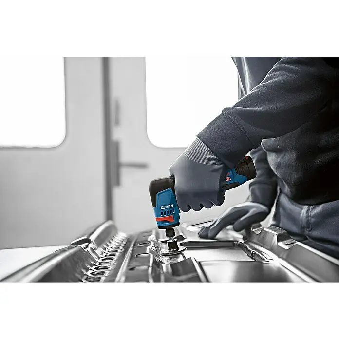 Bosch Professional Geradschleifer GWG 12V-50 S PRO SOLO - Leerlaufdrehzahl: 5.000 U/min - 15.000 U/min - Blau-schwarzes Akku-Multitool in behandschuhter Hand schleift ein Metallteil.