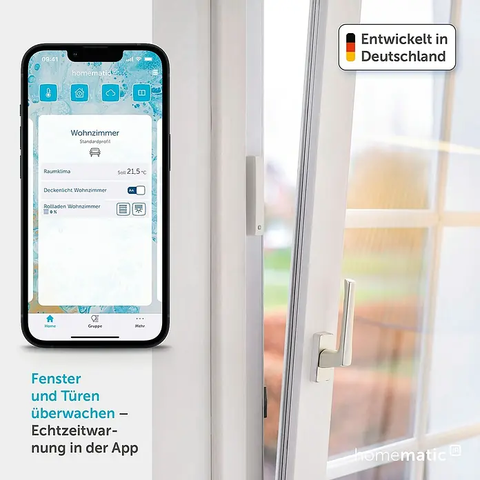 Homematic IP Fenster- & Türsensor HMIP-SWDO-2 - Weiß/Braun, Batteriebetrieben, 102 x 15 x 20 mm - Homematic App auf Smartphone zeigt Smart Home Steuerung, daneben weißer Fenstersensor an geöffnetem Fenster. Echtzeit-Warnungen für Fenster/Türen.
