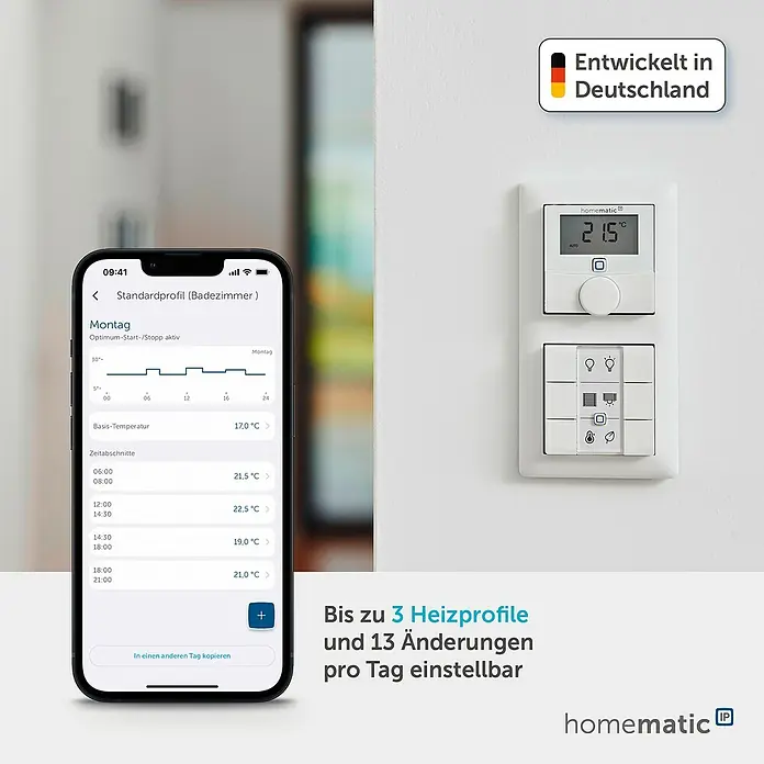Homematic IP Funk-Raumthermostat mit Luftfeuchtigkeitssensor HmIP-WTH-1 - Weiß, Batteriebetrieben, 86 x 86 x 23,5 mm - Ein Smartphone zeigt eine Heizungssteuerungs-App mit Tagesprofilen. Daneben sind ein weißer Homematic IP Smart-Thermostat und ein Mehrfach-Wandschalter montiert.