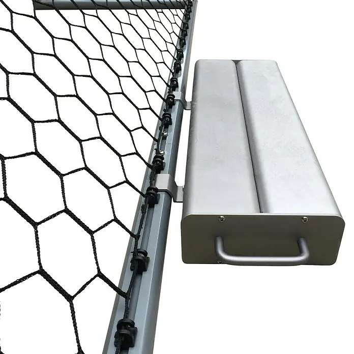 Exit Toys Fußballtor Gegengewicht Scala - 73 x 26 x 12 cm, Stahl - Schwarzes sechseckiges Fußballtornetz, befestigt an grauem Metallrahmen mit angrenzendem grauem Zubehör.