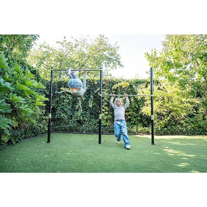 Exit Toys Turnstange Ivy - B x H: 225 x 154 cm, Doppel, Stahl - Verstellbares Kinder-Klimmzugstangen-Set mit schwarzen Stangen & silbernen Rohren, von zwei Kindern im Garten genutzt.