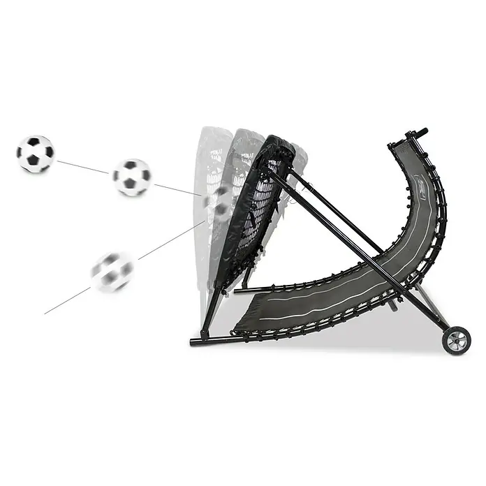 Exit Toys Fußballtor Kickback Rebounder - 142 x 105 cm, Schwarz - Schwarzer und grauer gekrümmter Fußballrebounder mit Bällen in Bewegung zum und vom Netz für das Training.