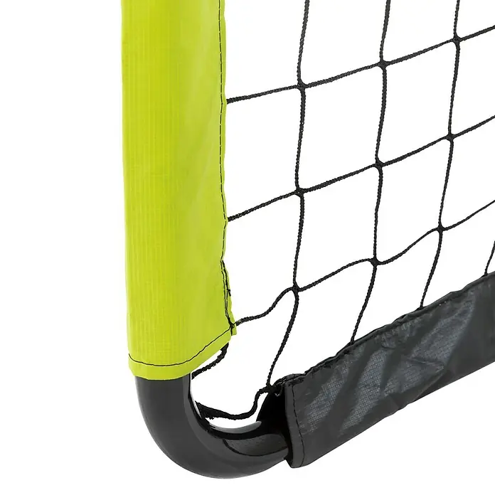 Exit Toys Fußballtor Tempo - B x H: 300 x 200 cm, Grün/Schwarz - Nahaufnahme der Ecke eines Sporttores mit schwarzem Netz, neongrünem Stoffbezug über schwarzem Rundrohrrahmen und schwarzem Stoffunterteil.