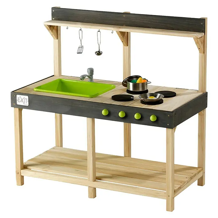 Exit Toys Matschküche Yummy 100 - 53 x 102 x 98 cm, Holz, Natur - Hölzerne Spielküche mit Naturholz- und dunkelgrauen Elementen, inklusive grüner Spüle, grauem Wasserhahn und Kochzubehör wie Topf und Pfanne.