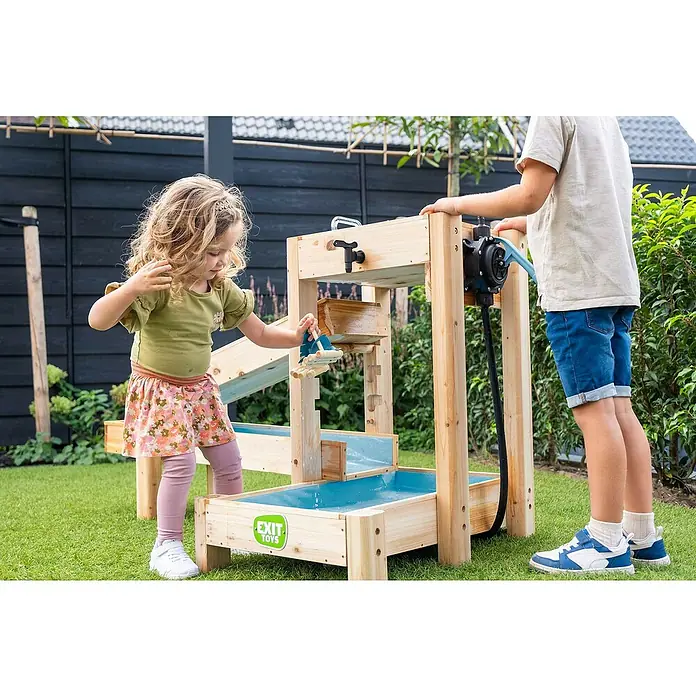 Exit Toys Wasserbahn Aquaflow - Holz, Natur/Blau, 140 x 73 x 90 cm - Kinder spielen mit einem hölzernen Wasserspieltisch mit blauen Becken, Pumpe und Wasserhahn, für Spaß im Freien.