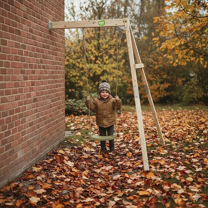 Exit Toys Schaukel Silvi Wall - B x L: 192 x 146 cm, Holz - Wandmontiertes Holzschaukelgerüst mit einem lächelnden Kind auf der Schaukel.