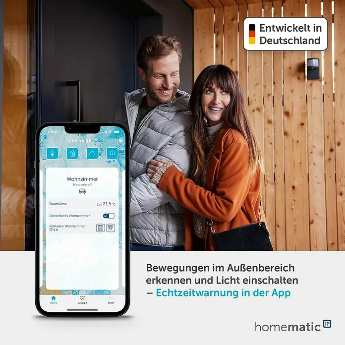Homematic IP Bewegungsmelder mit Schaltaktor - Anthrazit, 1.150 W - Ein Paar nutzt die Homematic IP Smart-Home-App auf einem Smartphone zur Steuerung von Funktionen wie Klima, Licht und Sicherheitswarnungen.