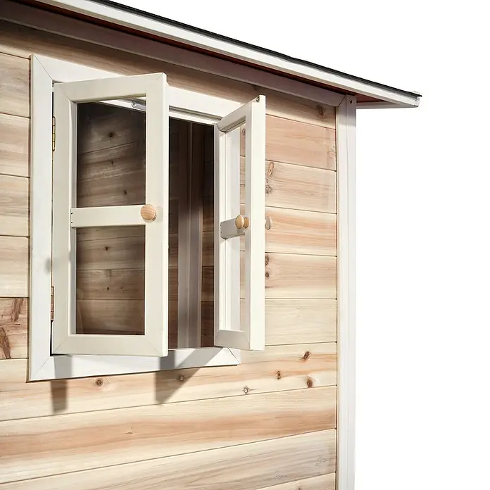 Exit Toys Spielhaus Loft 100 - L x B x H: 149 x 135 x 159 cm, Holz, Natur - Ecke eines Holzschuppens mit geöffnetem weiß gerahmtem Fenster.