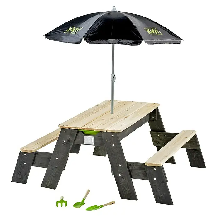 Exit Toys Kinder-Picknicktisch Aksent Sand- und Wassertisch-Set - L x B x H: 120 x 94 x 50 cm, Holz, 2 Bänke - Kindertisch aus Holz mit schwarzem Sonnenschirm, heller Platte, dunkelgrauem Gestell und kleinen grünen Gartengeräten.