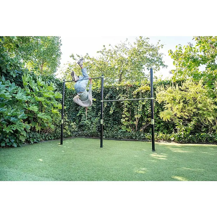 Exit Toys Turnstange Ivy - B x H: 225 x 154 cm, Doppel, Stahl - Outdoor-Fitnessstation mit schwarzen Pfosten und silbernen Stangen, ein Kind hängt kopfüber daran.