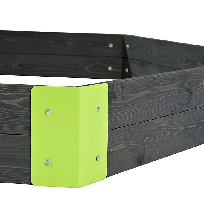 Exit Toys Sandkasten Aksent Sechseck - 160 x 140 x 21 cm, Holz, Grau - Dunkelgraue Holz-Hochbeet-Ecke mit lindgrüner Metallhalterung.