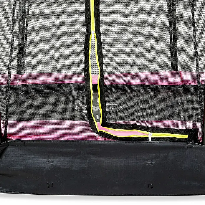 Exit Toys Trampolin Silhouette Bodentrampolin mit Sicherheitsnetz - Durchmesser: 427 cm, Rosa - Schwarzes Trampolin-Sicherheitsnetz mit gelbem Reißverschluss und rosa Polsterung. Bildet eine sichere Umrandung.