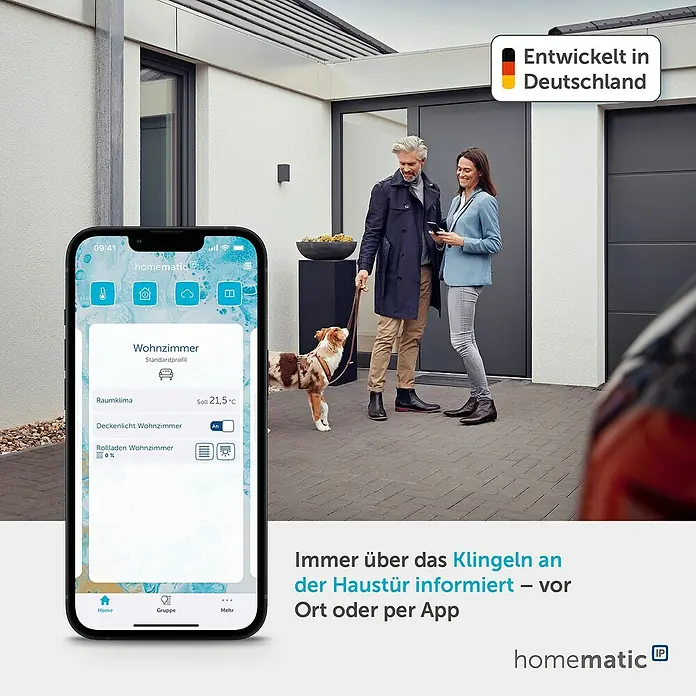 Homematic IP Klingeltaster - Weiß, 9,3 x 12,2 x 3,6 cm, Kunststoff - Smartphone zeigt Homematic IP App mit Steuerung für Wohnzimmer, Licht und Rollläden. Pärchen und Hund vor Smart Home.