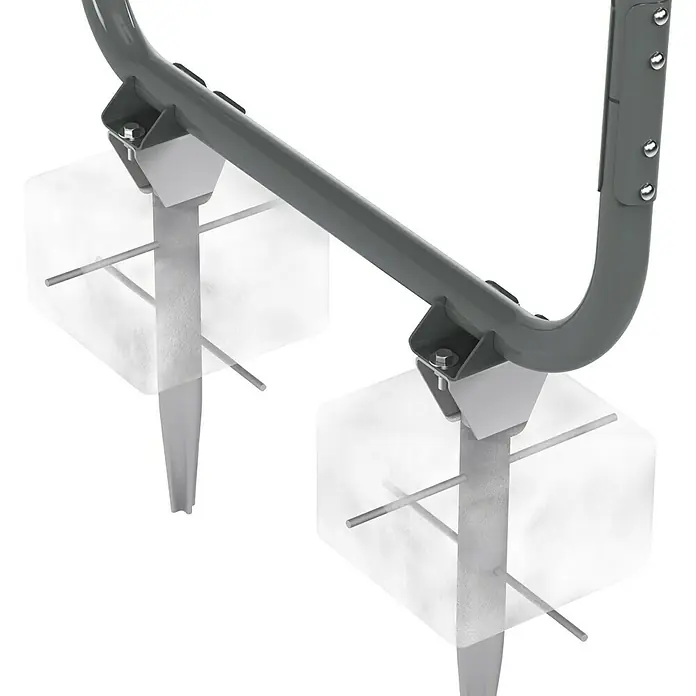 Exit Toys Klettergerüst Getset Powerstation PS610 - 606 x 225 x 322 cm, Stahl, Grau/Grün - Graue Metallrahmenbaugruppe mit Schrauben, verbunden mit zwei weißen rechteckigen Sockeln mit Metallstangen zur Verankerung.