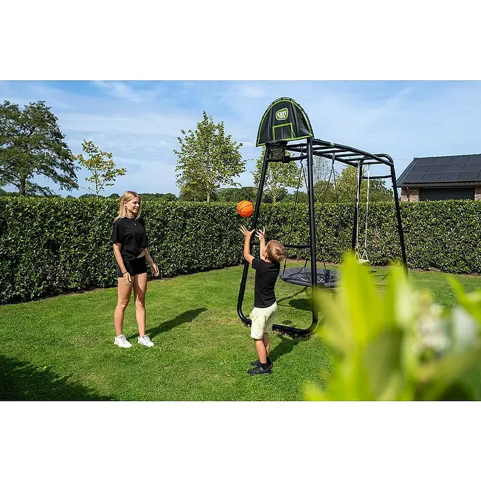 Exit Toys Basketballkorb Mini Play - 3 -tlg., 80 x 85 cm, Grün/Schwarz - Ein Junge fängt einen Basketball an einem schwarzen Schaukelgerüst mit einem grün-schwarzen EXIT Toys Basketballkorb, daneben steht ein Mädchen.