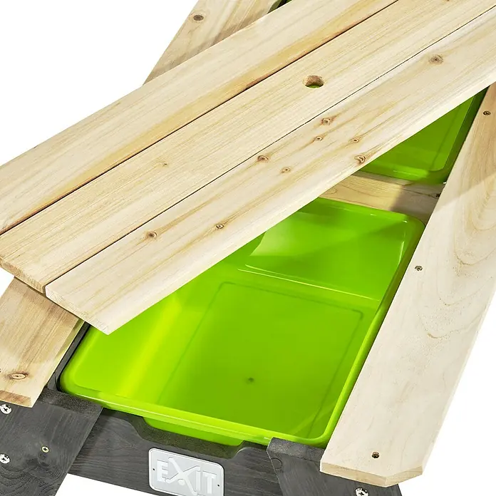 Exit Toys Kinder-Picknicktisch Aksent Sand- und Wassertisch-Set - L x B x H: 120 x 94 x 50 cm, Holz, 2 Bänke - Holz-Kindertisch mit leuchtend grünen Sand-/Wasserbehältern unter der teilweise geöffneten Holzplatte. Dunkelgrauer Sockel.