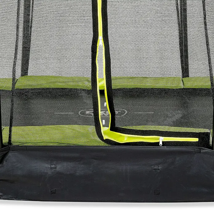 Exit Toys Trampolin Silhouette Bodentrampolin mit Sicherheitsnetz - Durchmesser: 427 cm, Grün - Schwarzer Trampolin-Sicherheitsnetzeingang mit leuchtend gelbem Reißverschluss, der die grüne Polsterkante und das schwarze Basismaterial zeigt.