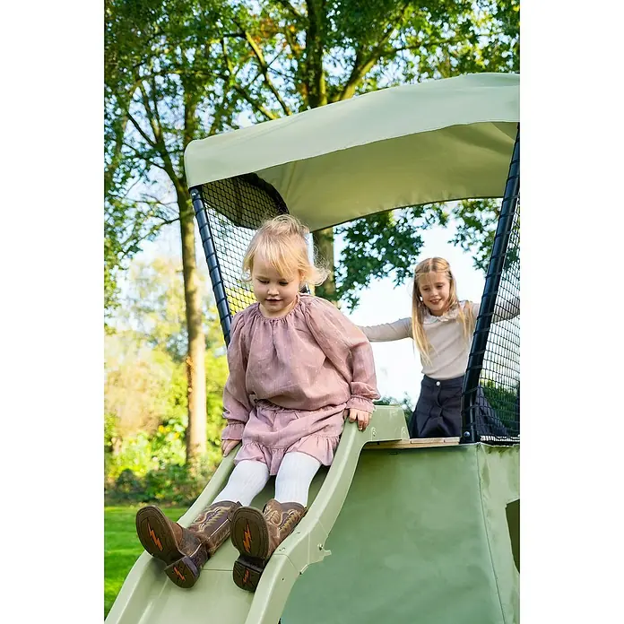 Exit Toys Spielhaus Ivy - L x B x H: 253 x 135 x 216 cm, Holz, Grün/Schwarz, Mit Rutsche - Zwei Kinder spielen auf einer grünen Outdoor-Spielstruktur mit Rutsche und Verdeck.