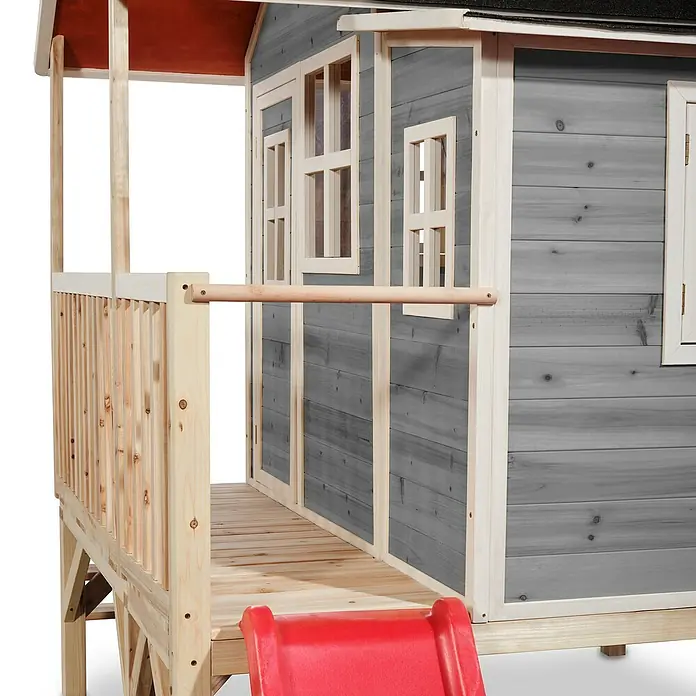 Exit Toys Spielhaus Loft 350 - L x B x H: 322 x 190 x 215 cm, Holz, Grau - Ein mehrstöckiges Holzspielhaus mit grauer Hauptstruktur, natürlichen Holzgeländern und -basis sowie einer roten Rutsche.