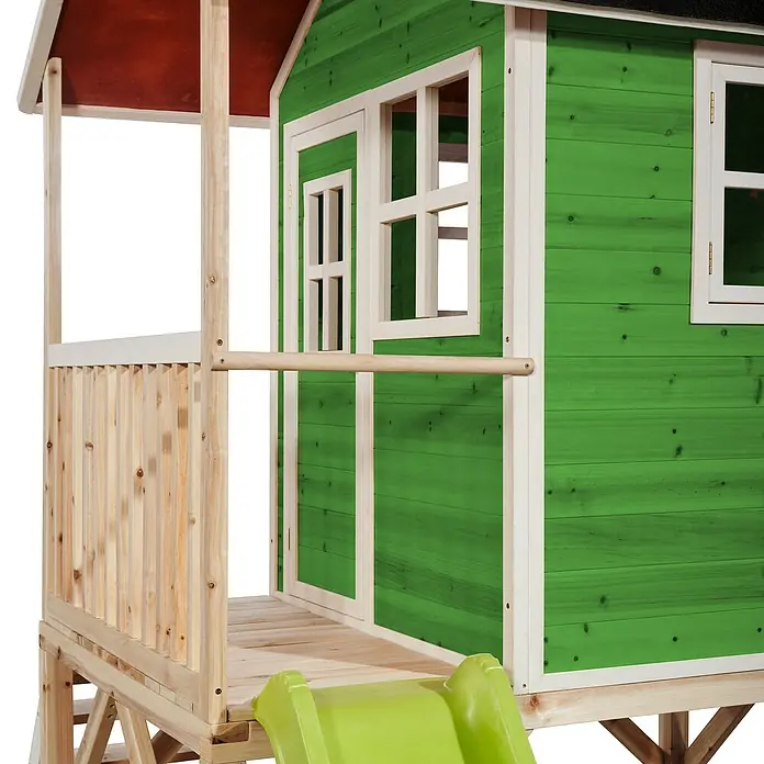 Exit Toys Spielhaus Loft 500 - L x B x H: 329 x 190 x 253 cm, Holz, Grün - Grünes und naturbelassenes Holzspielhaus mit rotem Dach und grüner Rutsche.