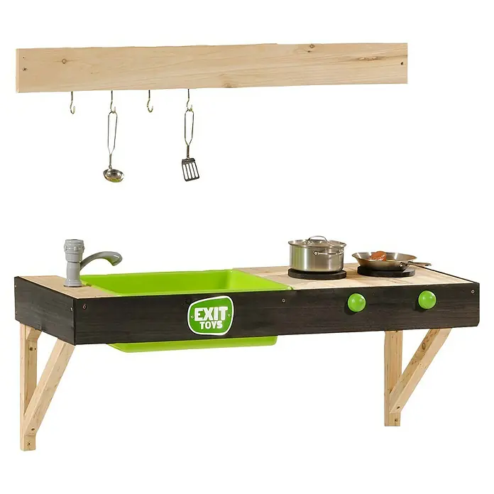 Exit Toys Matschküche Yummy 50 - 34 x 90 x 35 cm, Holz, Natur - Hölzerne Outdoor-Spielküche mit grünem Waschbecken, grauem Wasserhahn, zwei Kochfeldern mit Töpfen und einer Aufhängeleiste für Metallutensilien.
