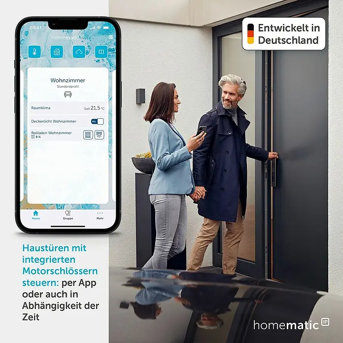 Homematic IP Controller Universal Motorschloss - Passend für: Intelligentes Türmanagement, Grau, B x L: 12,2 x 9,3 cm - Homematic IP Smart-Home-App steuert motorisiertes Haustürschloss & Klima. Paar betritt modernes Haus. Entwickelt in Deutschland.