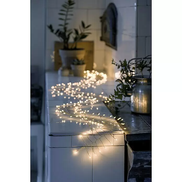 Konstsmide LED-Lichterkette Micro LED Firecracker - Innen, Lichtfarbe: Bernstein, Anzahl Leuchtmittel: 200 Stk., Netzbetrieben, Gold - Stimmungsaufnahme