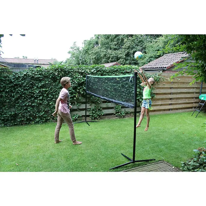 Exit Toys Sportnetz - Höhenverstellbar, 300 x 155 cm, Stahl - Zwei Kinder spielen im Garten Volleyball mit einem tragbaren schwarz-grünen Netz.