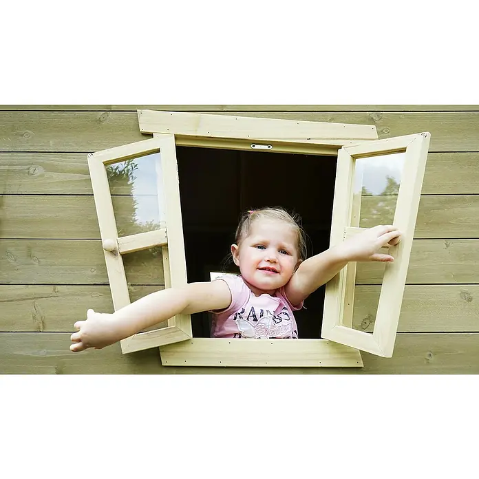 Exit Toys Spielhaus Crooky 150 - L x B x H: 208 x 145 x 171 cm, Holz, Grau/Beige - Kind in einem hellen Holzspielhausfenster, Arme ausgestreckt. Die Spielhauswände sind aus hellen Holzbrettern.
