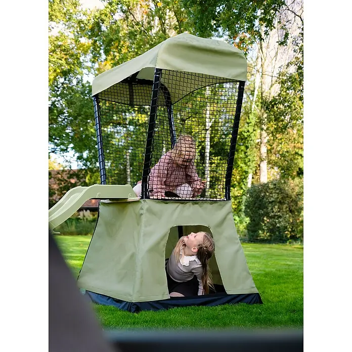 Exit Toys Spielhaus Ivy - L x B x H: 253 x 135 x 216 cm, Holz, Grün/Schwarz, Mit Rutsche - Hellgrüner Kinderspielturm mit Stoffbasis, Netzoberteil und Rutsche, von zwei Mädchen im Garten genutzt.