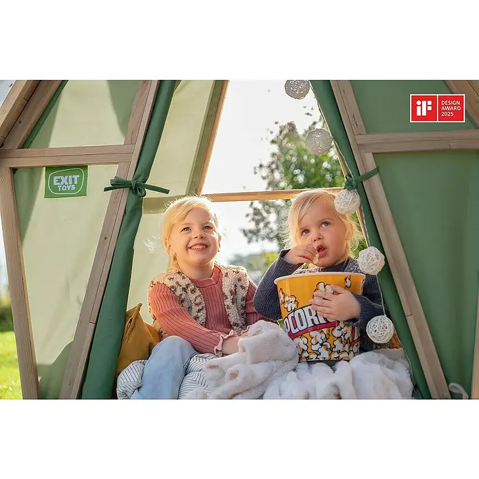 Exit Toys Spielhaus Yuki 300 - L x B x H: 226 x 124 x 219 cm, Holz, Natur/Grün - Zwei glückliche Kinder genießen einen Snack in einem Spielzelt aus grünem Stoff und Holz.