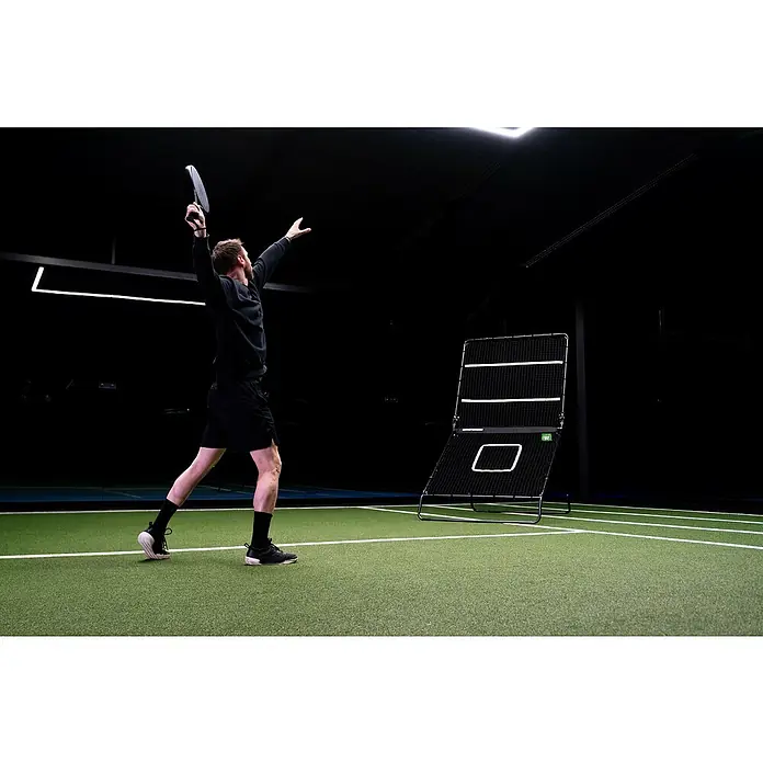 Exit Toys Sportnetz Smash Padel Rebounder - 164 x 124 x 202 cm, Stahl, Schwarz - Schwarzes Sport-Rebounder-Netz mit weißen Zielen, das von einer Person beim Schlägertraining auf einem grünen Platz verwendet wird.