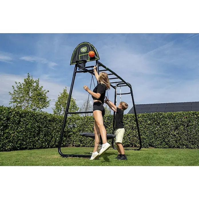 Exit Toys Basketballkorb Mini Play - 3 -tlg., 80 x 85 cm, Grün/Schwarz - Schwarzes Metall-Spielgerät mit Basketballkorb, Klettergerüst und Schaukel. Eine Frau und ein Kind spielen damit im Garten.