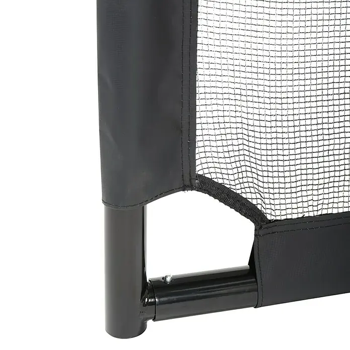 Exit Toys Fußballtor Maestro - 180 x 120 cm, Mit Torwand, Schwarz - Nahaufnahme einer schwarzen Metallstangenverbindung mit schwarzem Stoff und Maschen-Sicherheitsnetz, mit Verbindungsstift.