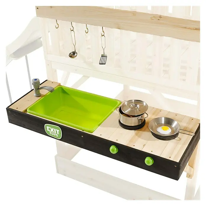 Exit Toys Matschküche Yummy 50 - 34 x 90 x 35 cm, Holz, Natur - Hölzerne Kinderküche mit grüner Spüle, grauem Wasserhahn, Spieltöpfen und Utensilien auf schwarzem Gestell.